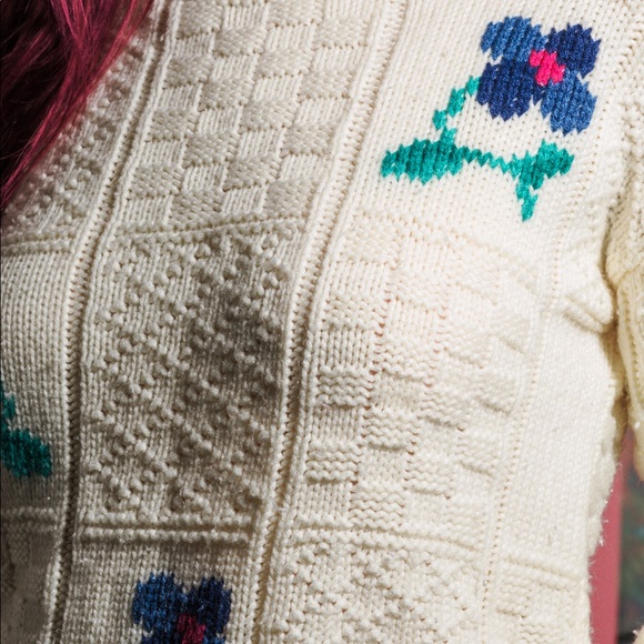 Suburban Petites Sweater - Picture 2 of 3